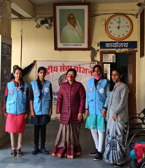 Govt. RMD Girls PG College Ambikapur के NSS blue brigade के  सभी volunteers अपने अपने अपने गांव के बच्चे जो  covid के कारण school नही जा  पा रहे उन्हे